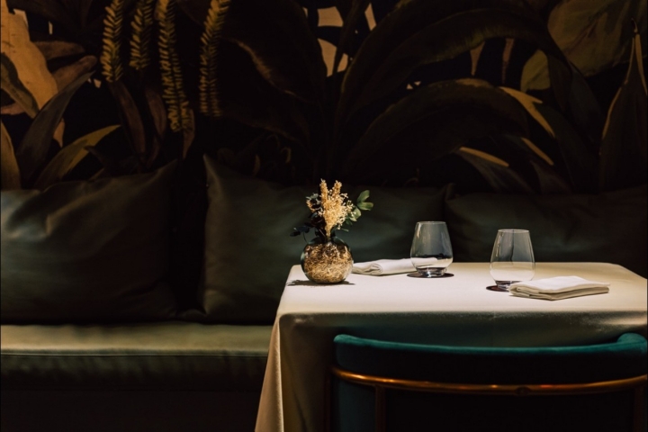 Com iluminação a meia-luz, o interior é elegante e intimista Com iluminação a meia-luz, o interior é elegante e intimista