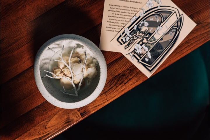 O prato “A Lenda das Amendoeiras” com molho de iogurte, cremule de chocolate branco e amêndoa O prato “A Lenda das Amendoeiras” com molho de iogurte, cremule de chocolate branco e amêndoa
