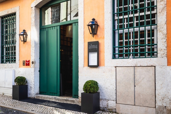 Depois de ter tido algumas moradas, o Alma abriu portas no Chiado em 2015. Depois de ter tido algumas moradas, o Alma abriu portas no Chiado em 2015.