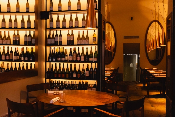 A carta de vinhos inclui alguns dos produtores incontornáveis do país, mas também vinhos naturais e propostas ousadas. A carta de vinhos inclui alguns dos produtores incontornáveis do país, mas também vinhos naturais e propostas ousadas.