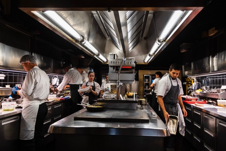 A equipa prepara durante a preparação do jantar A equipa prepara durante a preparação do jantar