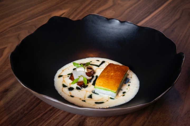 Pregado com puré de salsa, pickle de cogumelos de verão e molho pica-pau Pregado com puré de salsa, pickle de cogumelos de verão e molho pica-pau