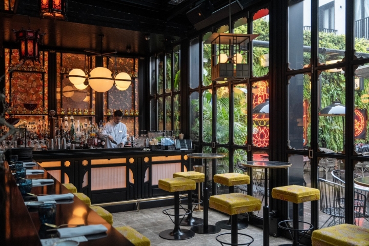 Junto ao bar, um jardim-esplanada é um refúgio de natureza numa das avenidas mais barulhentas da cidade