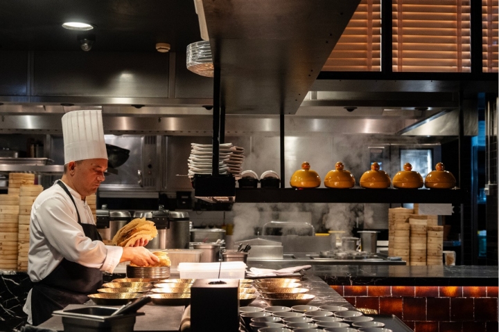 Uma pequena parte do trabalho de cozinha é aberto para a sala