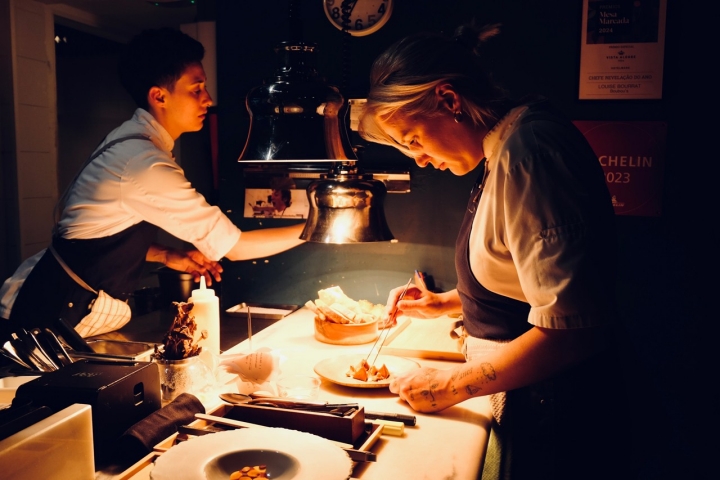 Louise Bourrat venceu o Top Chef França e trouxe a sua criatividade para Lisboa. No Boubou’s, servem-se flores e memórias afectivas. 