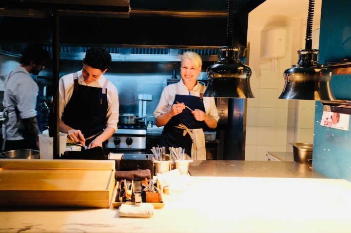 Louise Bourrat, de 30 anos, chegou ao BouBou’s no final de 2018 para dar uma ajuda ao irmão é à cunhada. Acabou por ficar  Louise Bourrat, de 30 anos, chegou ao BouBou’s no final de 2018 para dar uma ajuda ao irmão é à cunhada. Acabou por ficar