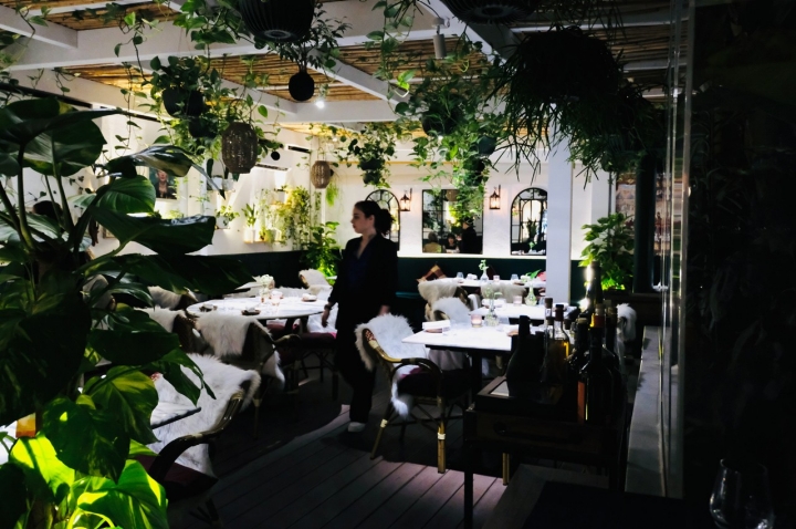 As mesas do restaurante ficam num pátio fechado, um pequeno oásis no Príncipe Real, repleto de plantas e aquecido no Inverno As mesas do restaurante ficam num pátio fechado, um pequeno oásis no Príncipe Real, repleto de plantas e aquecido no Inverno