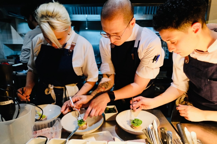 O restaurante venceu um Sol na última edição dos prémios do Guia Repsol Portugal. A criatividade e a exploração dos ingredientes sazonais foram determinantes     O restaurante venceu um Sol na última edição dos prémios do Guia Repsol Portugal. A criatividade e a exploração dos ingredientes sazonais foram determinantes