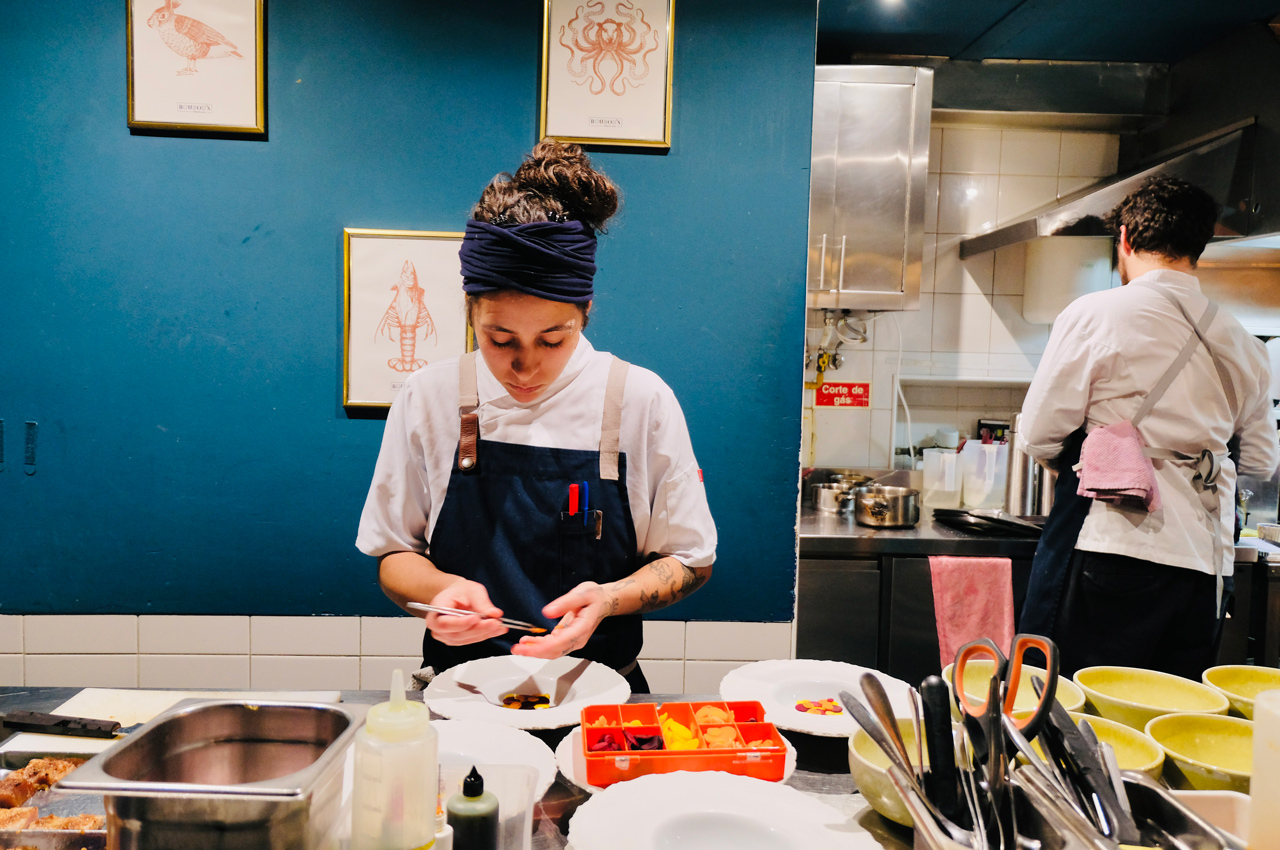 A chef privilegia uma equipa de cozinha e de sala constituída por mulheres. A partir de Julho, organiza os jantares Ladies’ Night, com chefs convidadas A chef privilegia uma equipa de cozinha e de sala constituída por mulheres. A partir de Julho, organiza os jantares Ladies’ Night, com chefs convidadas