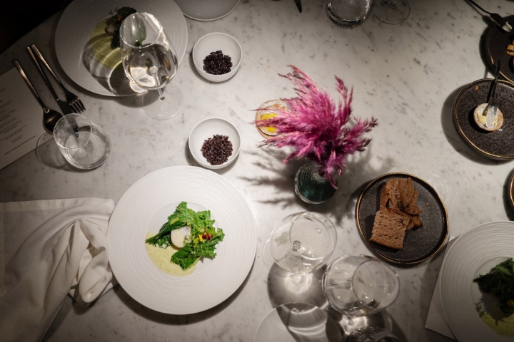 Mesa con decoración y luz cenital Mesa con decoración y luz cenital