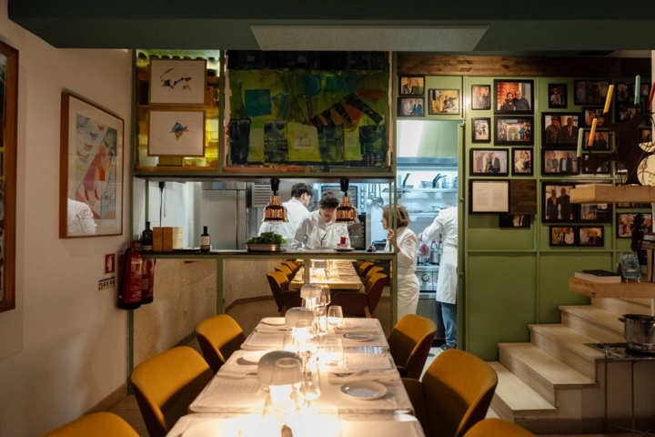 Mesa larga con cocina abierta Mesa larga con cocina abierta