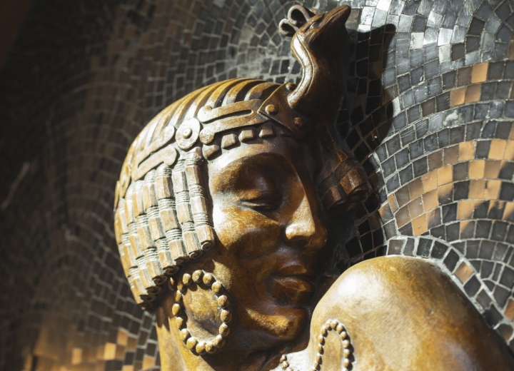 Da decoração do mítico Bristol mantêm-se duas figuras femininas da autoria de Leopoldo de Almeida (Foto Rafael Cortinhas)