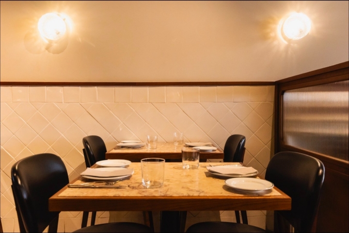 Mesas para quatro e um longo balcão, uma sala tão acolhedora quanto ruidosa — mas em bom Mesas para quatro e um longo balcão, uma sala tão acolhedora quanto ruidosa — mas em bom