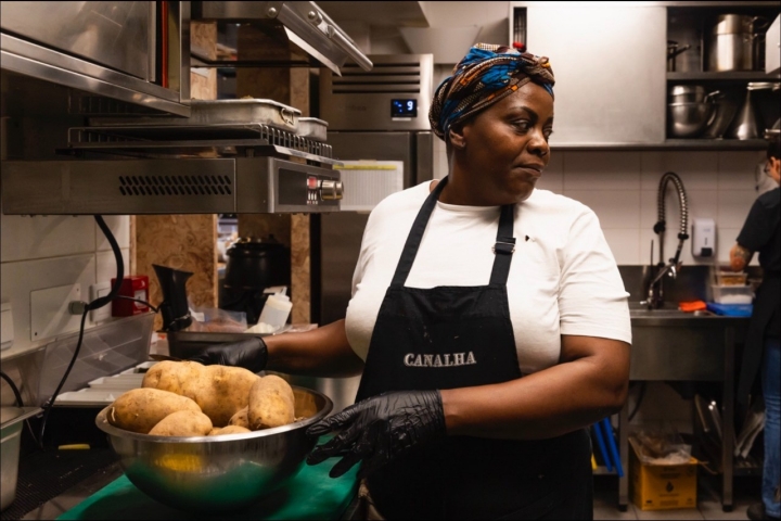 A famosa Adelaide, cozinheira que levou Miguel Esteves Cardoso às lágrimas com a sua sopa juliana A famosa Adelaide, cozinheira que levou Miguel Esteves Cardoso às lágrimas com a sua sopa juliana