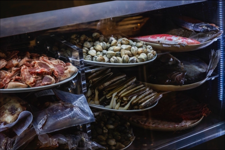 A montra com marisco lembra as tradicionais marisqueiras A montra com marisco lembra as tradicionais marisqueiras