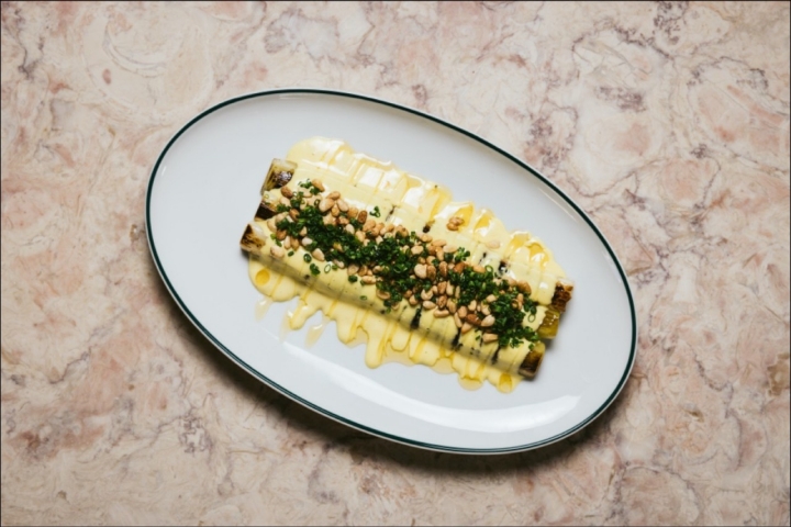 Legumes da estação grelhados, gema e papada de porco Legumes da estação grelhados, gema e papada de porco