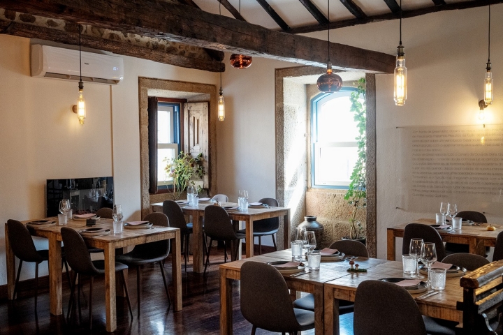 O restaurante começou por ter uma sala, mas conta agora com três e esplanada exterior O restaurante começou por ter uma sala, mas conta agora com três e esplanada exterior