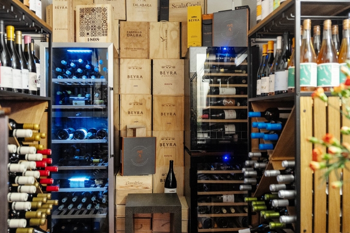 A garrafeira dá destaque aos vinhos da região A garrafeira dá destaque aos vinhos da região