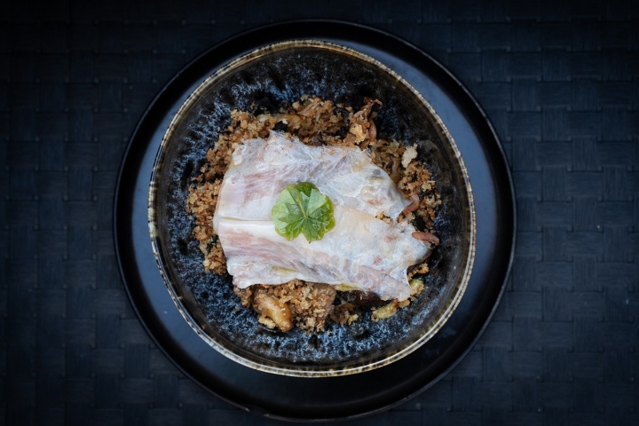 Cogumelos grelhados, com ovo, vegetais da época e papada fumada  Cogumelos grelhados, com ovo, vegetais da época e papada fumada