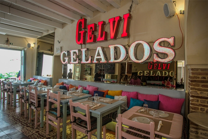 Os reclames luminosos lembram o passado algarvio e são uma das mais imponentes decorações do espaço Os reclames luminosos lembram o passado algarvio e são uma das mais imponentes decorações do espaço