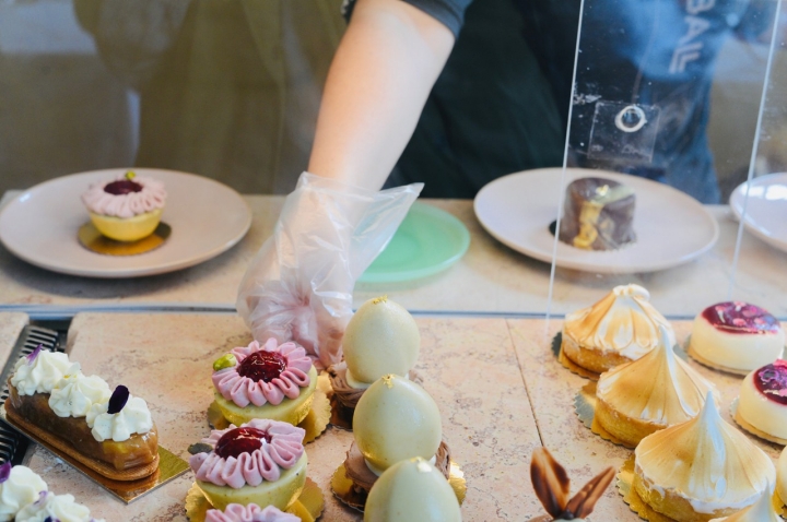 O menu de pastelarias muda a cada duas semanas. Além das peças mais criativas, há sempre eclairs, uma tarte e, claro, um choux O menu de pastelarias muda a cada duas semanas. Além das peças mais criativas, há sempre eclairs, uma tarte e, claro, um choux