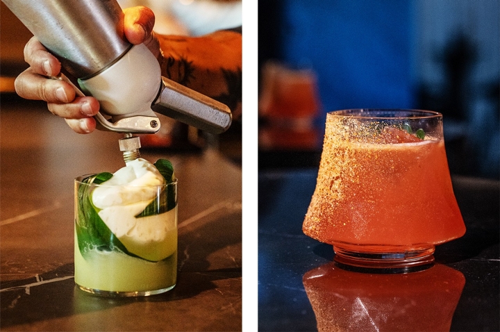 Natso, à esquerda, com cachaça, rum japonês, paçoca, calamansi e cupuaçu; e o Red Akuma, à direita, com setes especiarias e uma folha de kinome Natso, à esquerda, com cachaça, rum japonês, paçoca, calamansi e cupuaçu; e o Red Akuma, à direita, com setes especiarias e uma folha de kinome