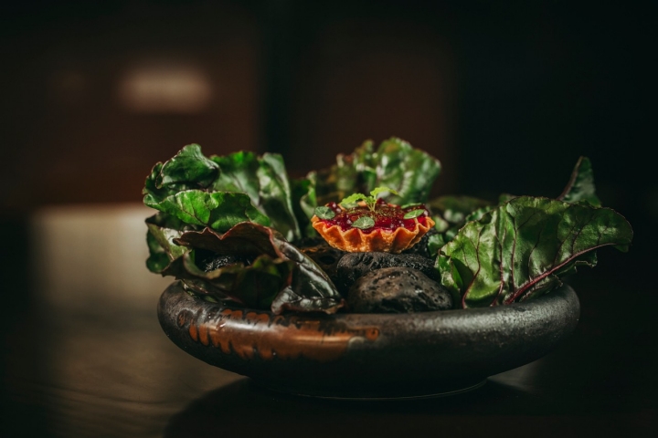 O snack de beterraba é um dos que dá início ao menu  O snack de beterraba é um dos que dá início ao menu