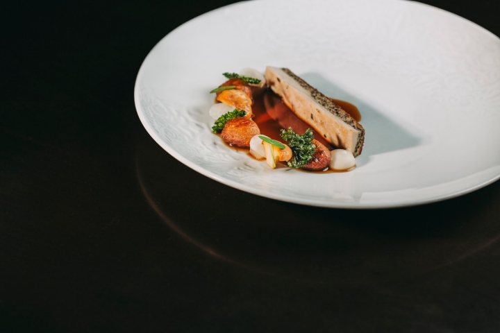 Galinha, cogumelos, gnocchi de castanha, couve kale, nabo em pickle e couve de rábano fermentada   Galinha, cogumelos, gnocchi de castanha, couve kale, nabo em pickle e couve de rábano fermentada