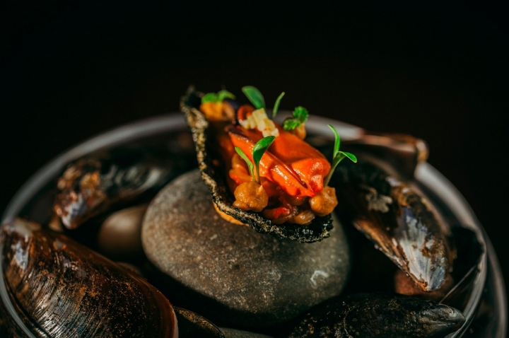 Mexilhão em escabeche numa concha falsa de massa de algas   Mexilhão em escabeche numa concha falsa de massa de algas