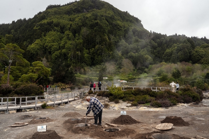 Das entranhas da terra, o cozido que virou atração turística