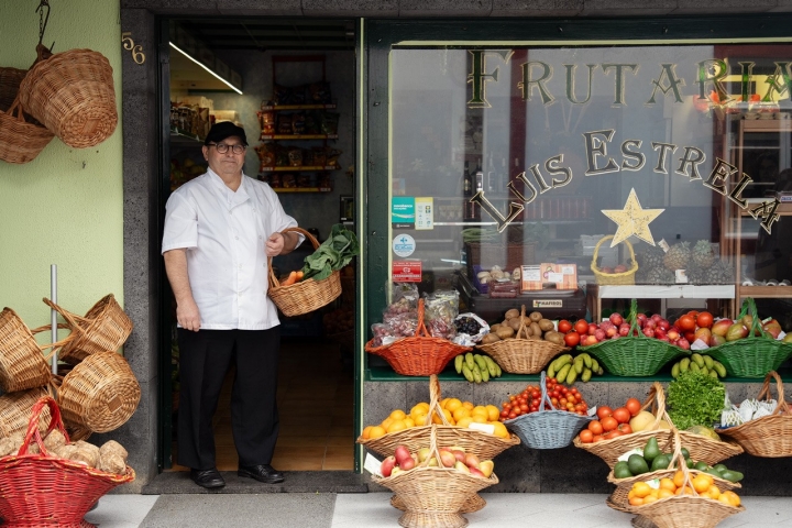 Luís Arruda, chef do Terra Nostra, guia as compras para o cozido das Furnas no comércio local.