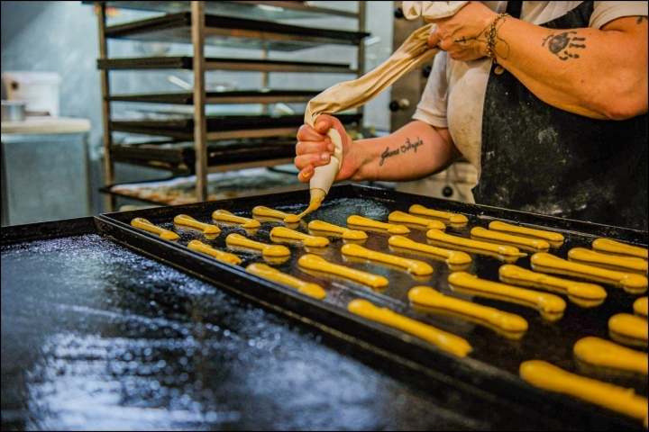 Celeste Rosa estende as línguas de veado no tabuleiro Celeste Rosa estende as línguas de veado no tabuleiro