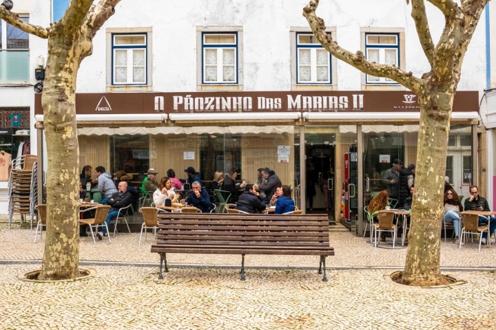 O Pãozinho das Marias tem esplanada no Jogo da Bola, o ponto de encontro da vila