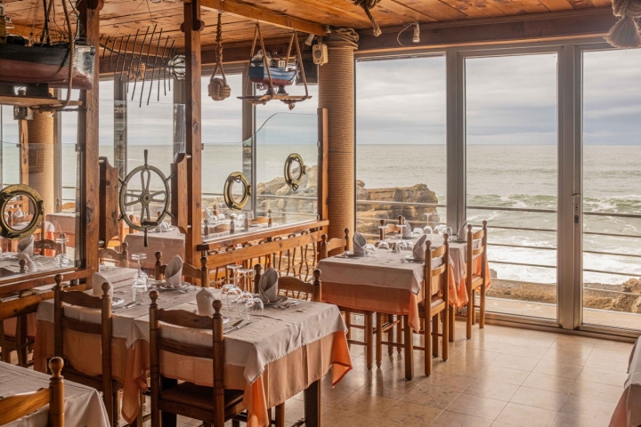 O interior da Esplanada das Furnas faz o cliente sentir-se a bordo de um barco