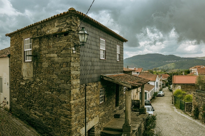 Os interiores do Mesa de Lemos são da autoria de Nini Andrade Silva e com cerâmicas de Geraldine Esteves Os interiores do Mesa de Lemos são da autoria de Nini Andrade Silva e com cerâmicas de Geraldine Esteves