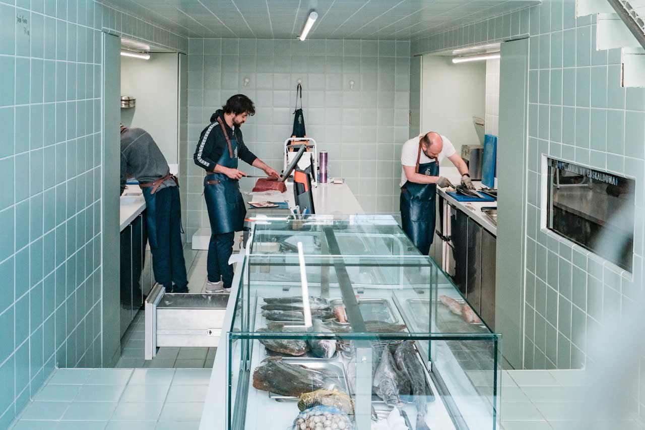 Na Peixaria, o cliente pode levar peixe para cozinhar  Na Peixaria, o cliente pode levar peixe para cozinhar