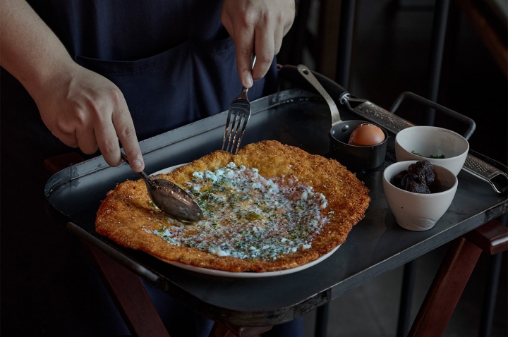 O clássico escalope de porco panado com ovo e trufa viajou directamente de Madrid para a carta lisboeta O clássico escalope de porco panado com ovo e trufa viajou directamente de Madrid para a carta lisboeta