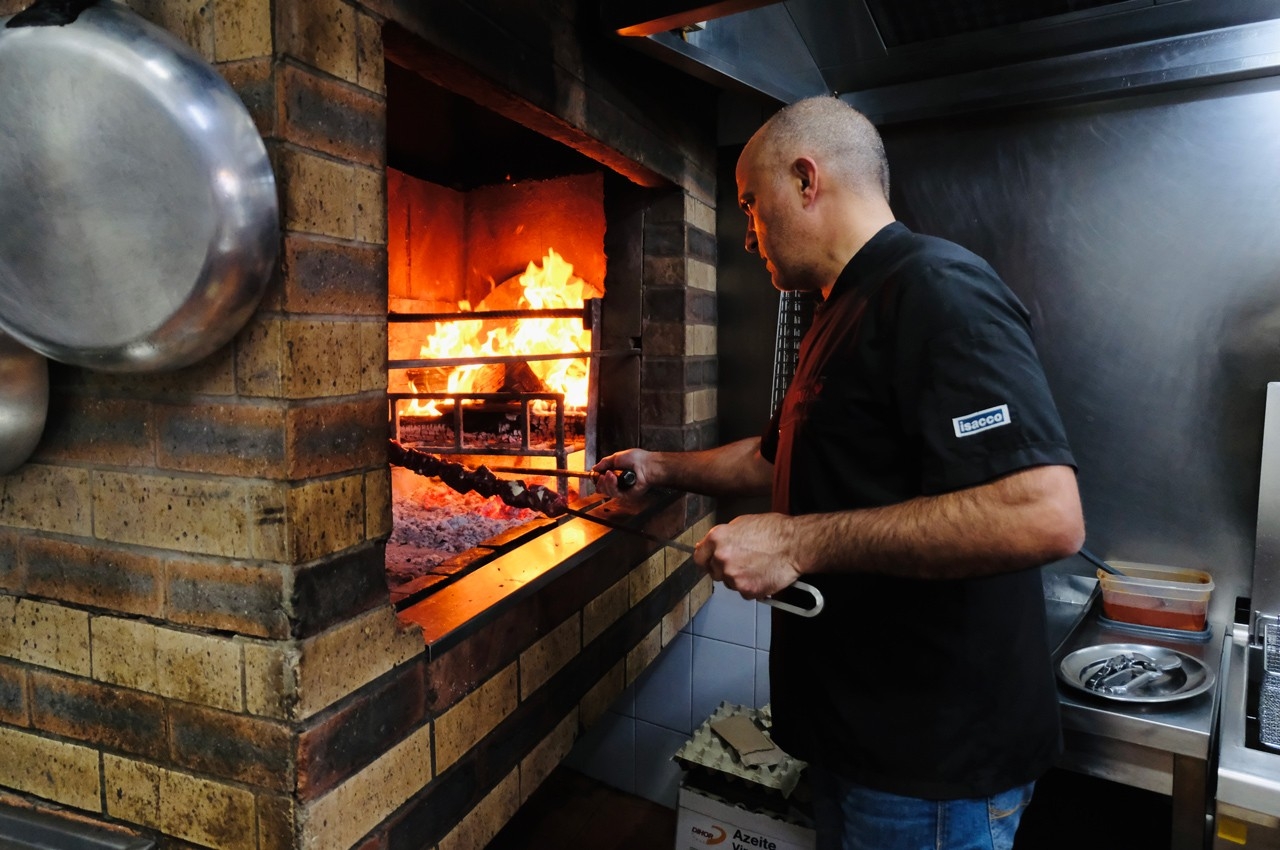 A espetada madeirense ficou famosa no Estreito de Câmara de Lobos
