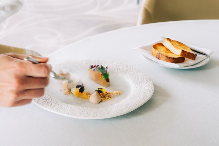 Foie gras com maçã, amêndoa e gelatina de “Amaretto”, brioche de baunilha e citrinos  Foie gras com maçã, amêndoa e gelatina de “Amaretto”, brioche de baunilha e citrinos