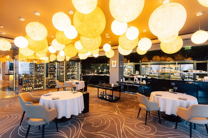 As bolas de luz destacam-se na sala ampla As bolas de luz destacam-se na sala ampla