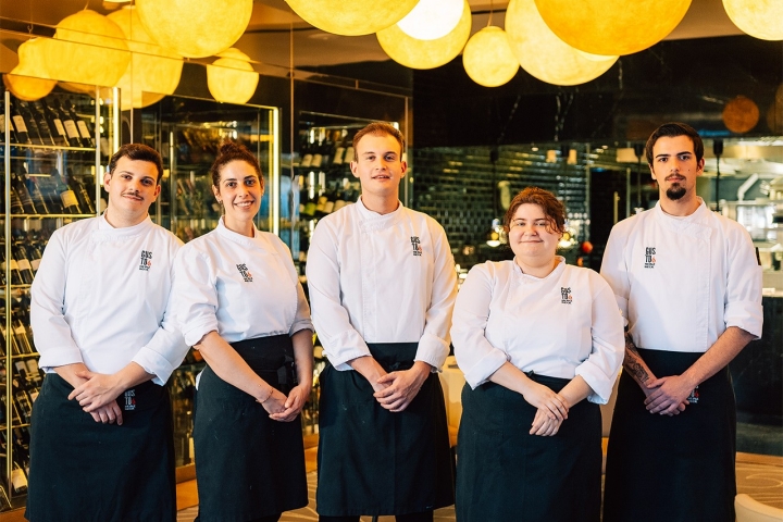 Uma equipa jovem e bem treinada, com Stefano Bulla ao centro, lidera a cozinha do Gusto By Heinz Beck  Uma equipa jovem e bem treinada, com Stefano Bulla ao centro, lidera a cozinha do Gusto By Heinz Beck