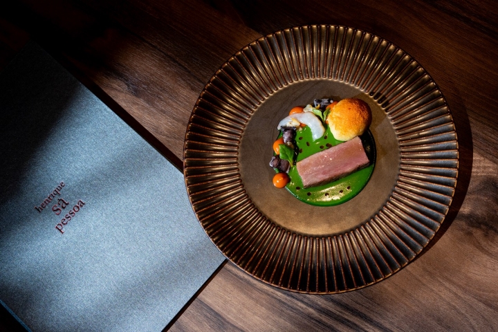 Presa alentejana com um mochi recheado de molho de carne