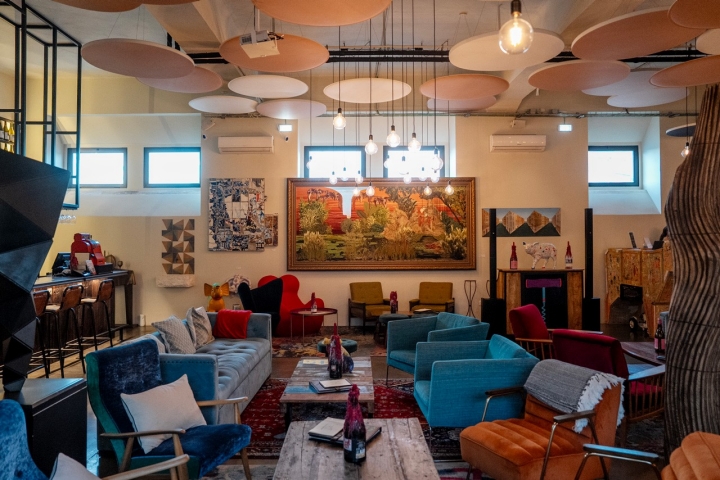 Com arte por toda a parte, a Howard’s Folly diz-se uma “adega urbana” 