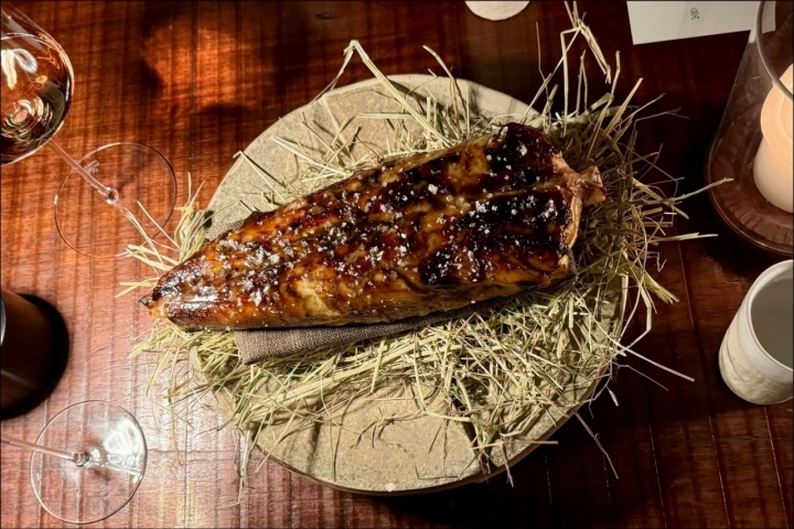 Tamboril marinado com azeitonas pretas e cozinhado em feno Tamboril marinado com azeitonas pretas e cozinhado em feno