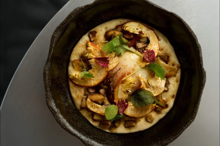 Cogumelos selvagens, batata olho de perdiz e ovos Cogumelos selvagens, batata olho de perdiz e ovos