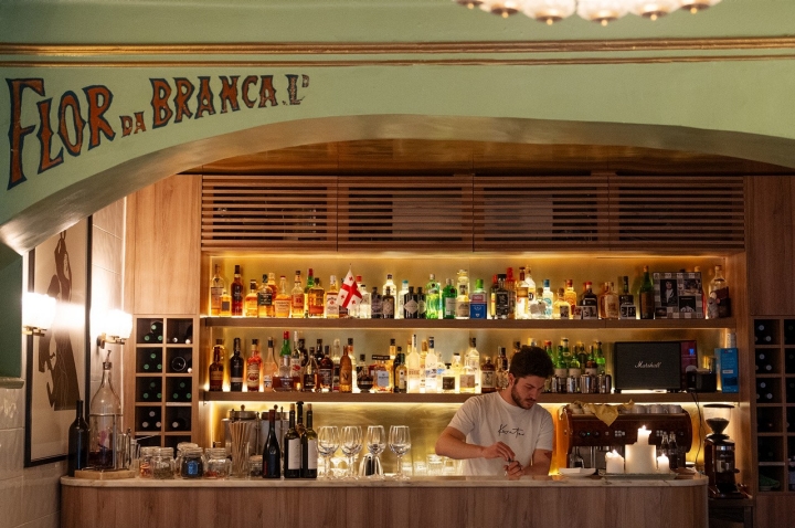 A decoração do Karater é uma homenagem à outra vida do espaço, que em tempos foi a leitaria Flor da Branca, no Bairro Alto A decoração do Karater é uma homenagem à outra vida do espaço, que em tempos foi a leitaria Flor da Branca, no Bairro Alto