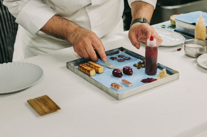 O menu de degustação viaja pelas regiões de Portugal e cada prato leva o nome de uma cidade  O menu de degustação viaja pelas regiões de Portugal e cada prato leva o nome de uma cidade