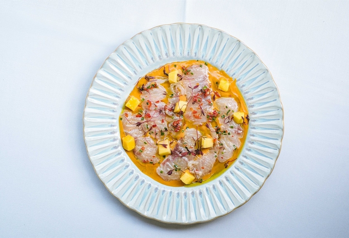 Robalo marinado com gaspacho de manga picante Robalo marinado com gaspacho de manga picante