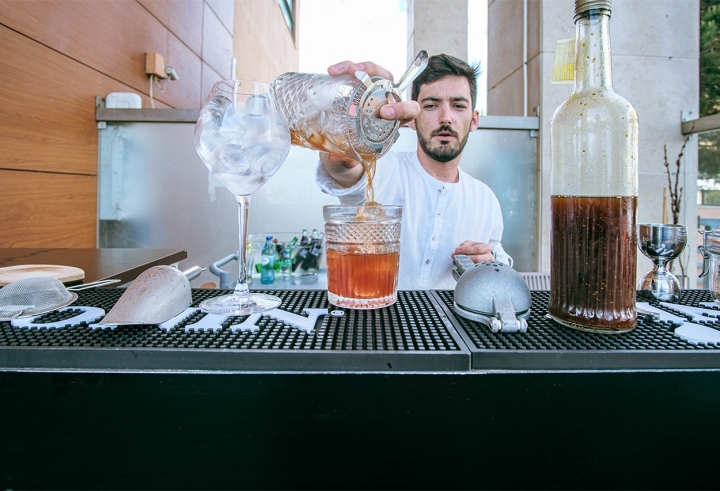 Diogo Ribeiro pôs medronho no Moscow Mule, doce de figo no spritz, poejo nos Mojitos. Diogo Ribeiro pôs medronho no Moscow Mule, doce de figo no spritz, poejo nos Mojitos.