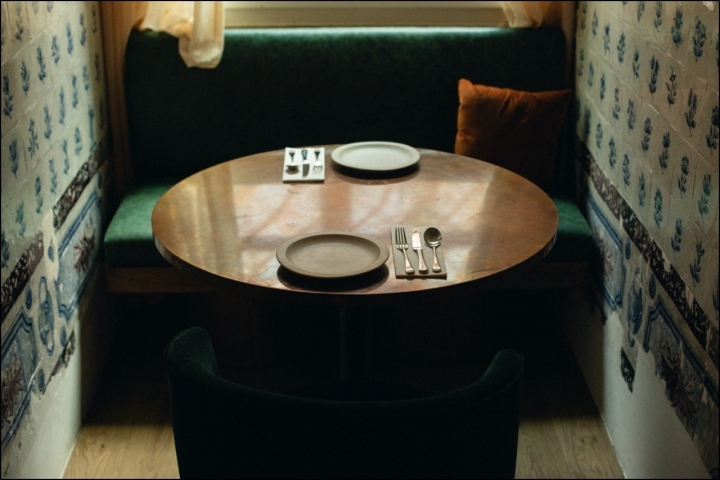 Relaxado, divertido, boémio, é assim que o chef define o novo espaço. O design de interiores está a cargo de Lázaro Rosa-Violán. Relaxado, divertido, boémio, é assim que o chef define o novo espaço. O design de interiores está a cargo de Lázaro Rosa-Violán.